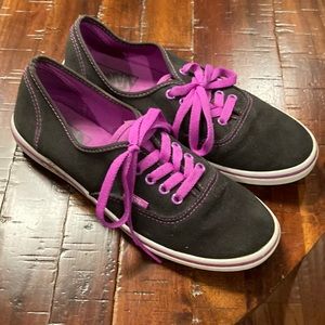 Vans canvas sneakers. MEN’S size 6 1/2. Black with fuchsia stitching and…
